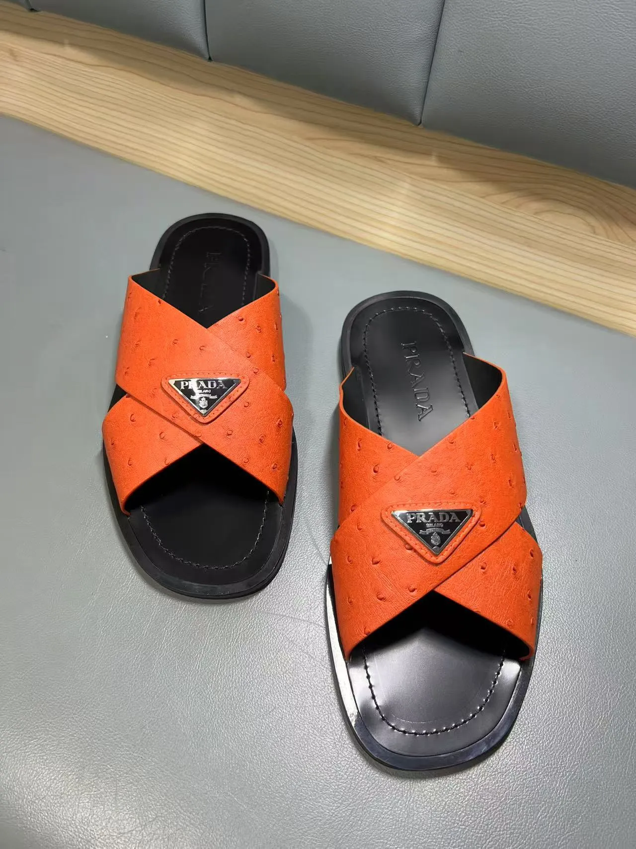 340💰PRADA Prada’s latest slippers are synchronized with the official website. This slipper is made of the brand’s unique and iconic Saffiano leather. The brand logo jumps out from the double straps, and the brand style is clearly visible. Cowhide gives men elegant charm and functional design, making it an ideal choice for vacation and leisure. Size:38-45